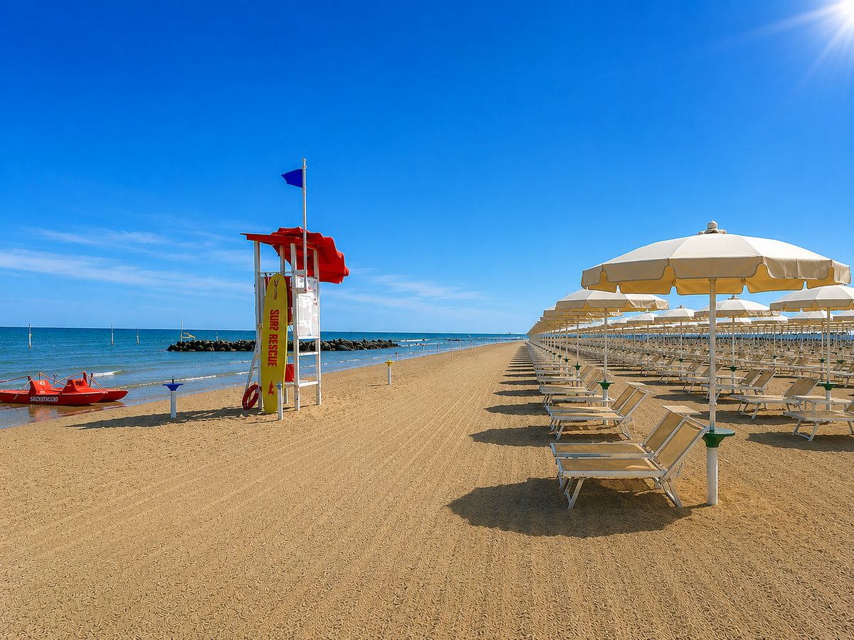 Spiaggia attrezzata di Caorle con ombrelloni, lettini e torretta di salvataggio
