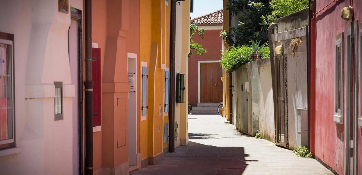 Vicolo del centro storico di Caorle con le tipiche case colorate